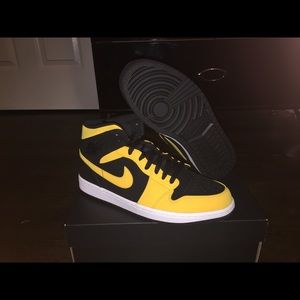 Jordan 1 Mid New Love Reverse Black Gold White